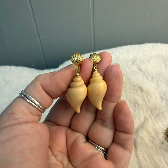 Vintage 70's Avon Sea Swirl Faux Shell Pendant Necklace & Earrings Set - Picture 3 of 7